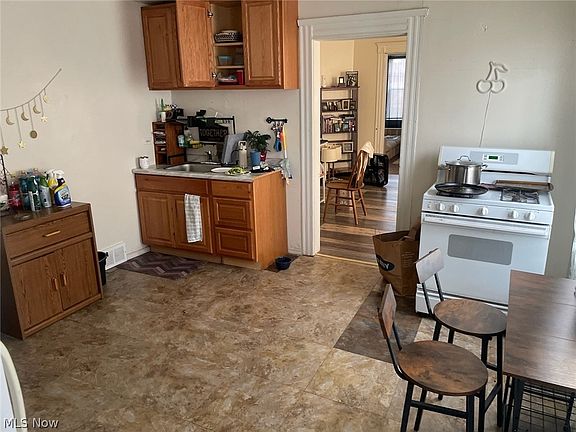 5th image of 3618 W 49th St