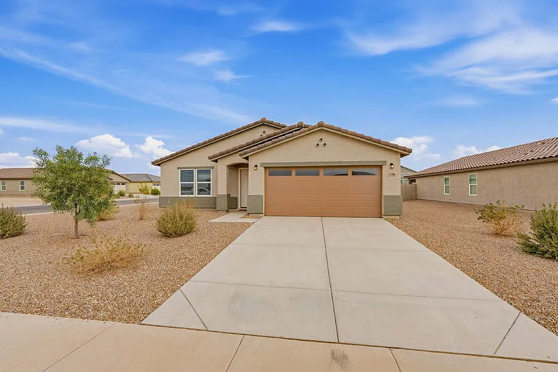 3 bed, 2.0 bath, 1851 sqft, $1,800 — Photo 2