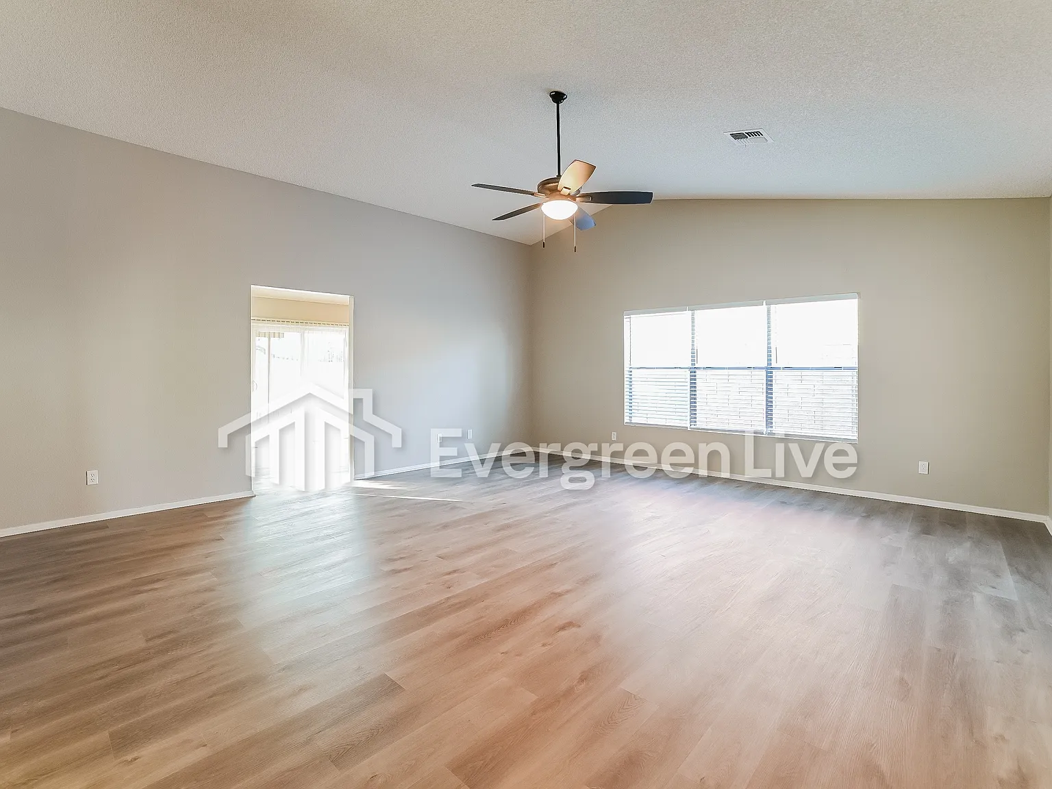 3 bed, 2.0 bath, 1585 sqft, $1,895 — Photo 2