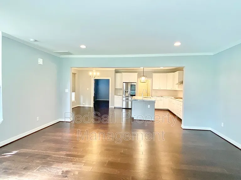 4808 Village Walk — Photo 5