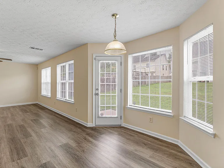 310 Sarasota Ln — Photo 12