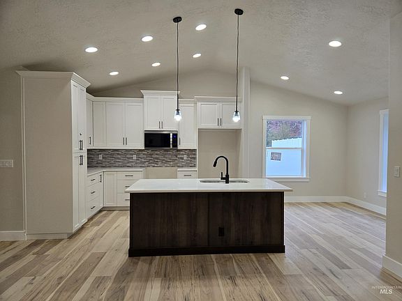 5th image of 2485 2nd Ave S