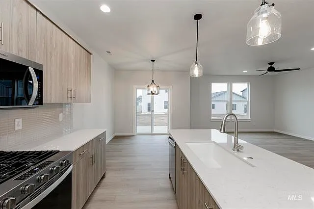 2204 S Border Way — Photo 3