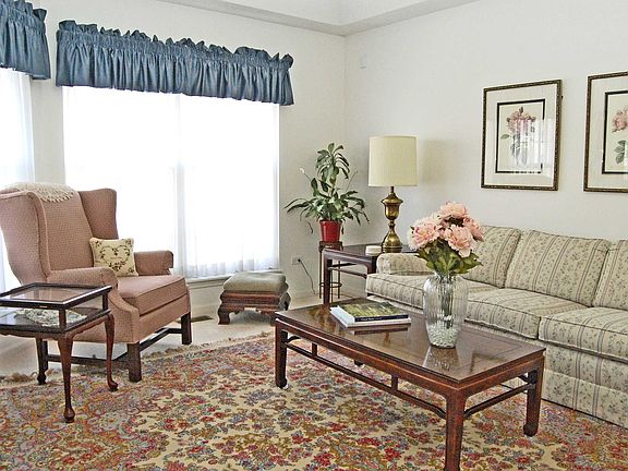 Formal living room - 1.