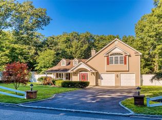 116 Woodlot Rd, Ridge, NY 11961