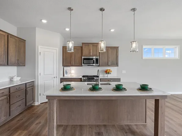 8204 Haywood Dr, Lino Lakes, MN 55014