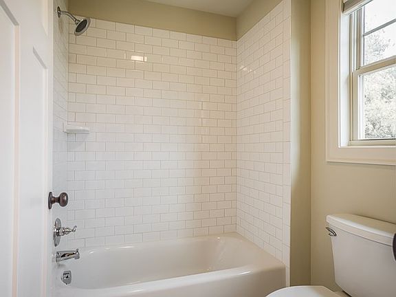 5th image of 104 Glen Abbey Dr