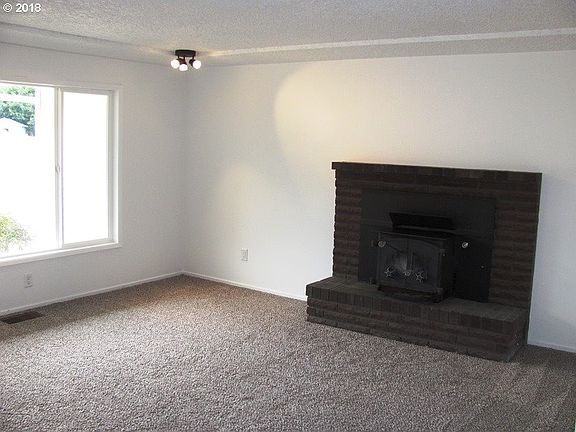 4th image of 2421 NE 105th Ave
