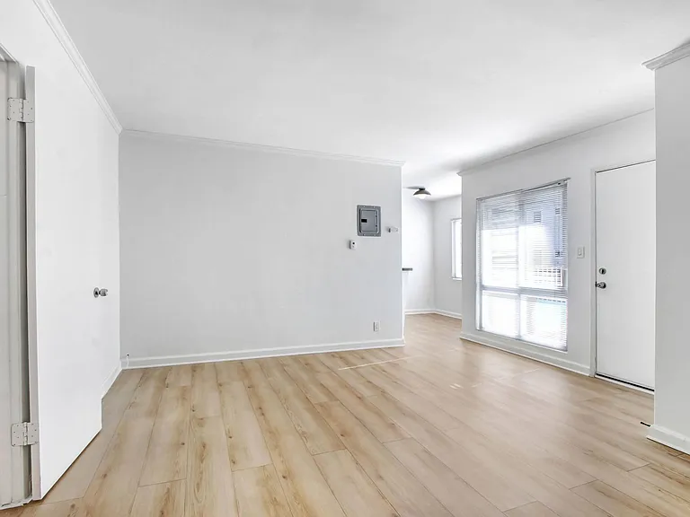 1545 North Laurel — Photo 6
