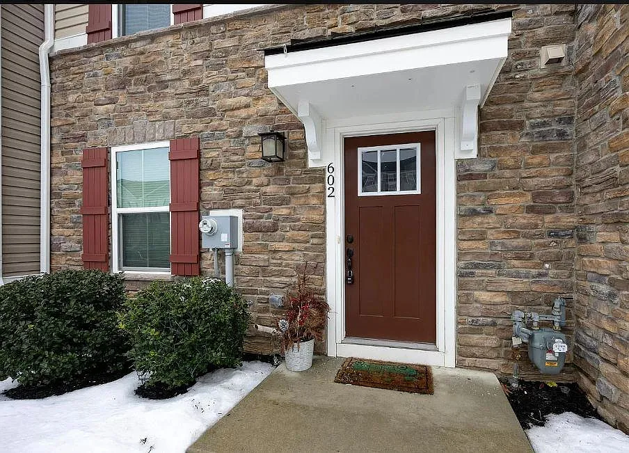 3 bed, 2120 sqft, $3,165 — Photo 4