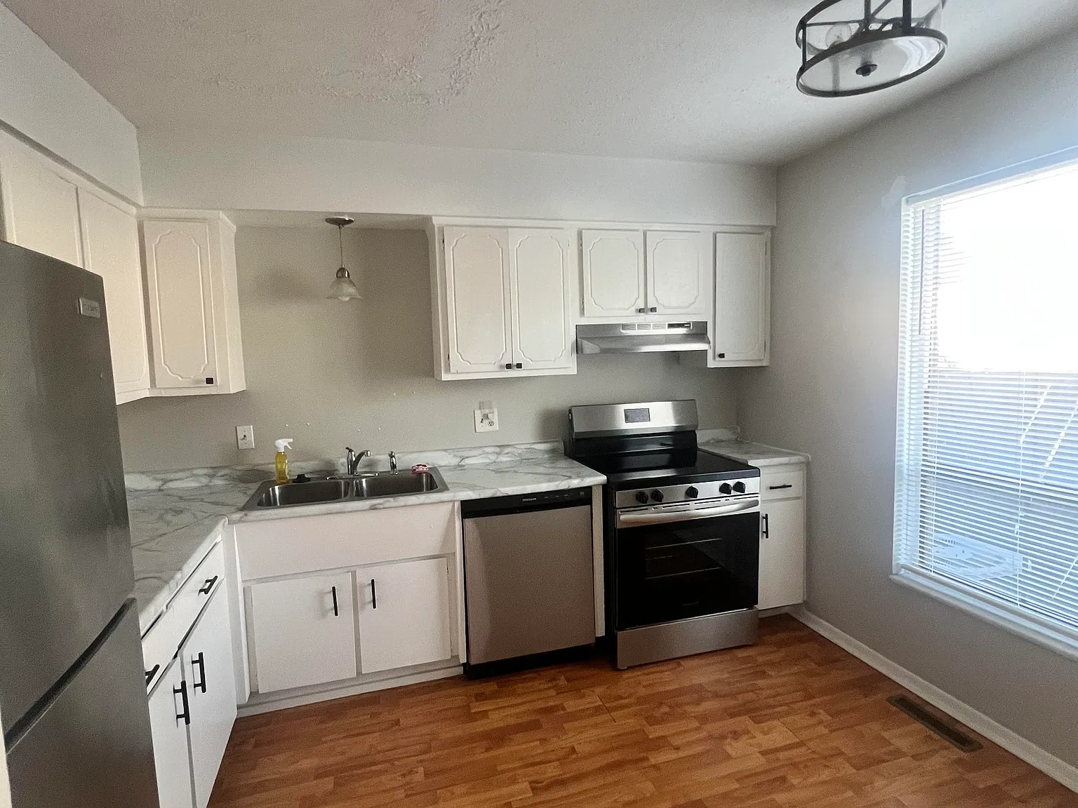 2 bed, 1100 sqft, $1,450 — Photo 2