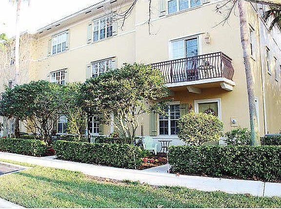 TOWNHOUSE FRONT