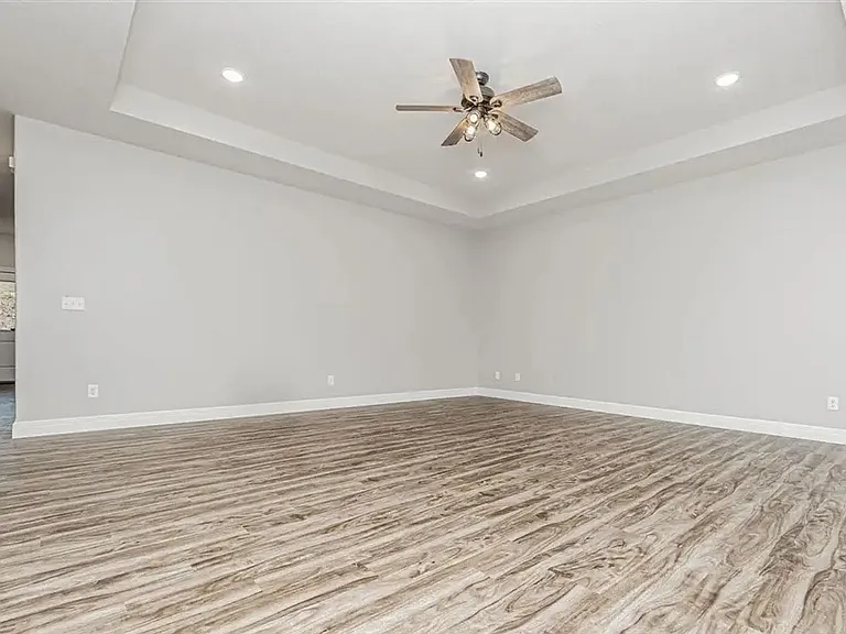 1642 Kenneth Dr — Photo 2