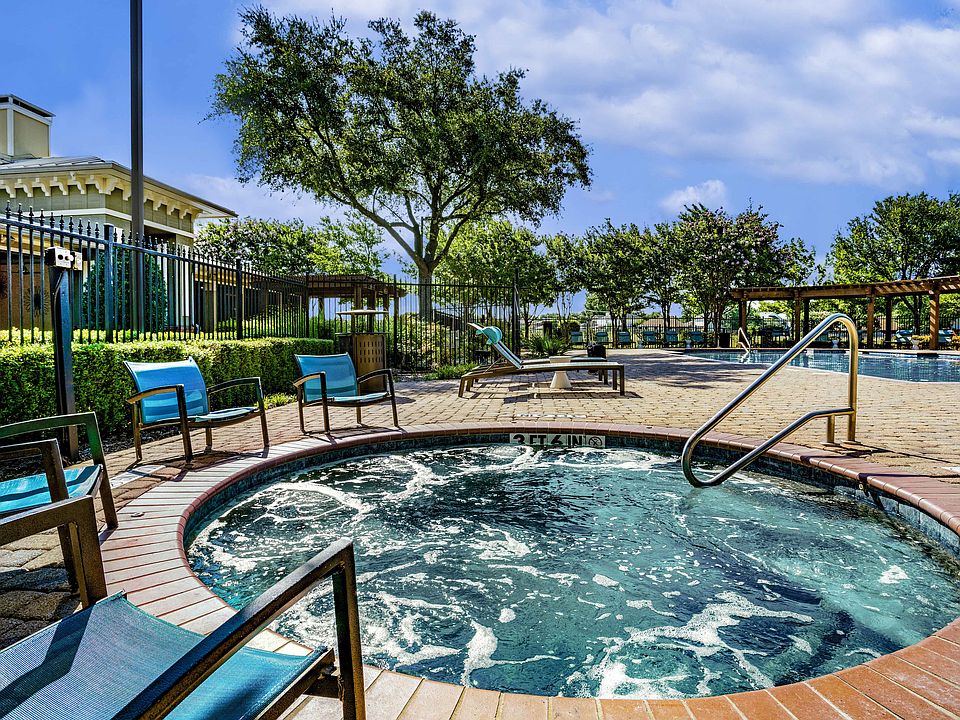 A pool and hot tub at Indigo Pointe