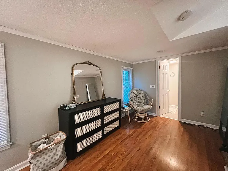 300 Augusta St — Photo 18