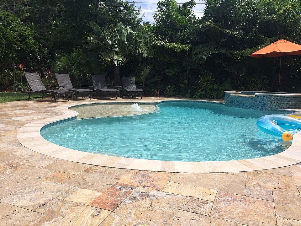 2nd image of 211 Miramar Blvd NE