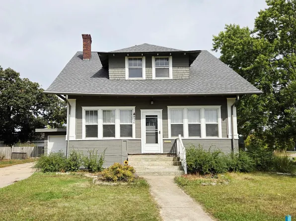 420 NE 1st St, Madison, SD 57042