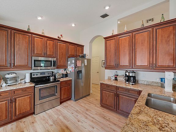 3rd image of 6553 Sherbrook Dr