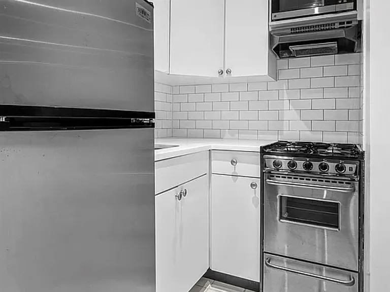 27 W 16th St #2D — Photo 5