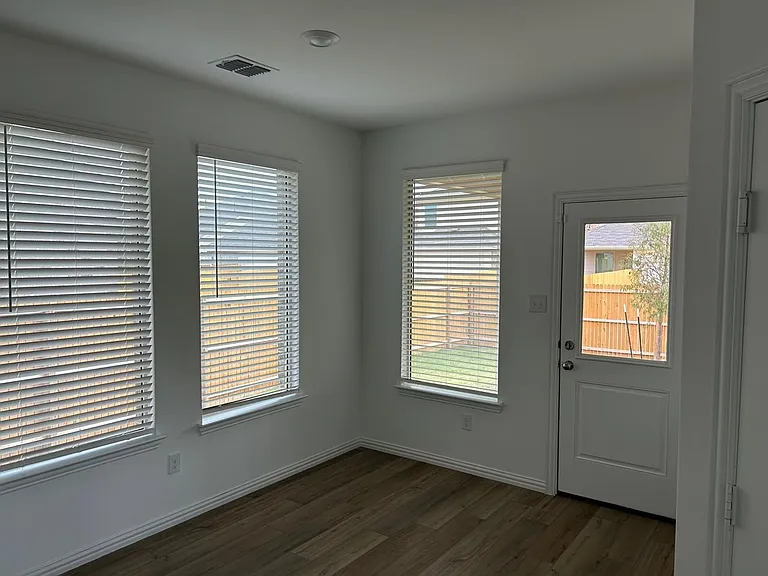 2517 Maplehurst Dr — Photo 10