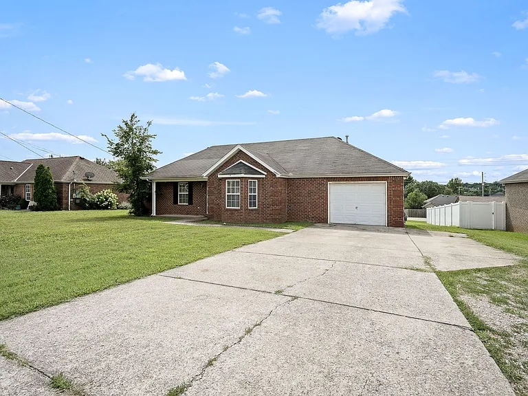 9002 Macbeth Dr — Photo 3