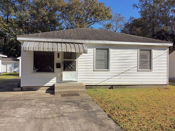 3B/1B SF home at 212 N Carter St., Hammond. Close to SELU. Renovated. Central Heat/Air. Granite counters. Wood floors. Off-street parking. Large backyard. Lawn care included. Tenant pays water, electric, and gas. No Section 8.