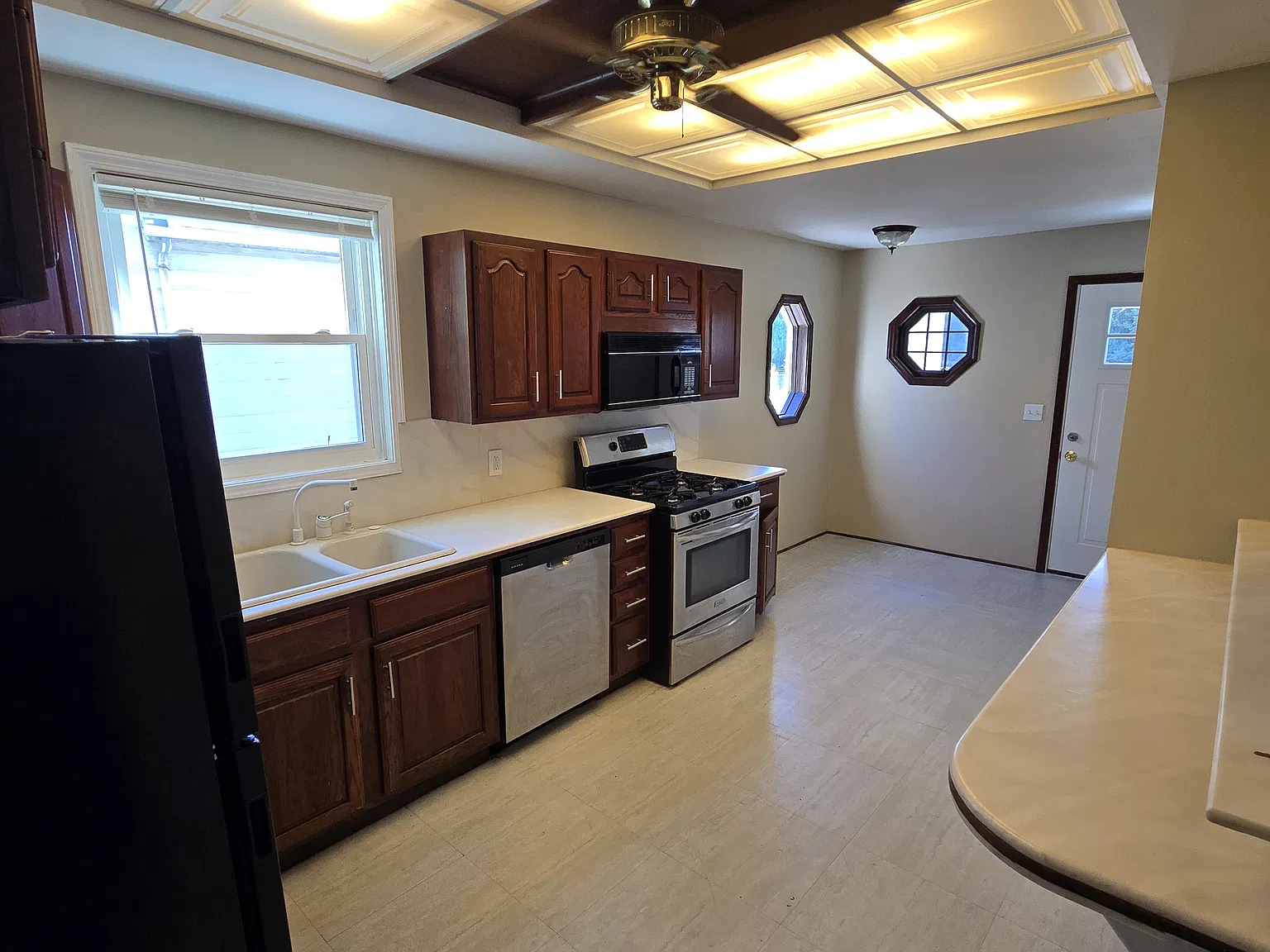 2 bed, 900 sqft, $1,300 — Photo 3
