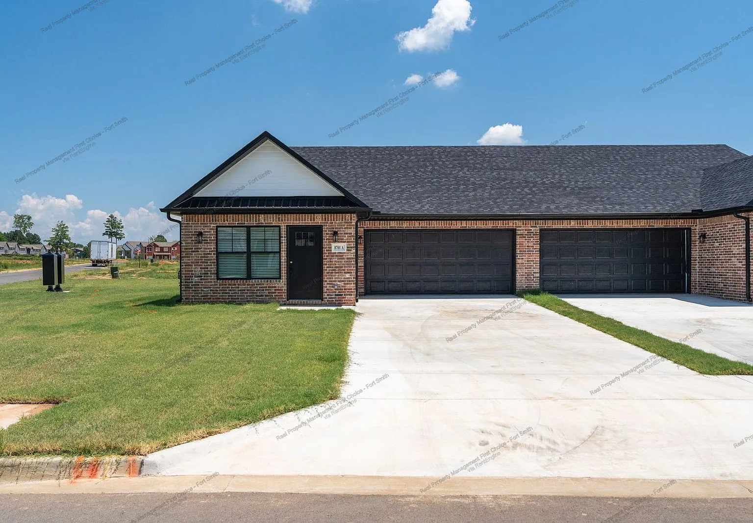 3 bed, 2.0 bath, 1470 sqft, $1,600 — Photo 2