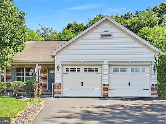 4th image of 14 Cranberry Ct