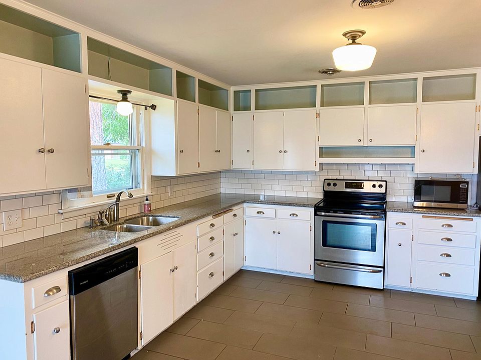 Spacious eat in kitchen with tons of cabinets