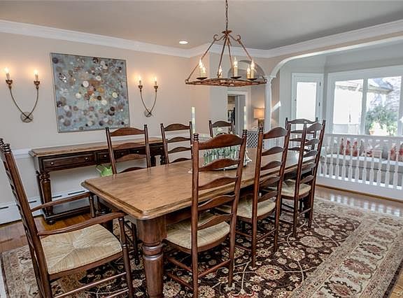 5th image of 115 Oxford Cir W