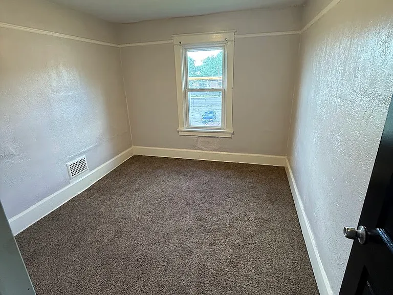 441 Knox St — Photo 6