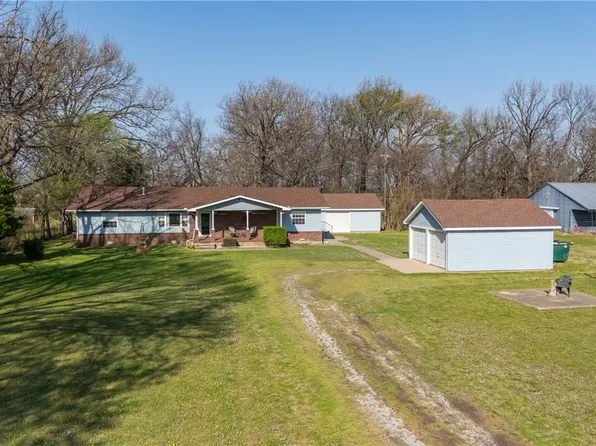 14745 Russell Rd, Siloam Springs, AR 72761
