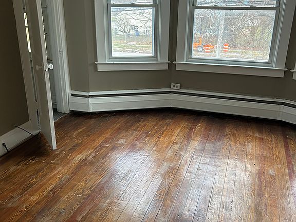 3rd image of 2911 1/2 Court St