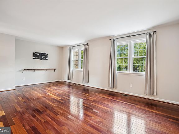 4th image of 2803 Evelyn Ct