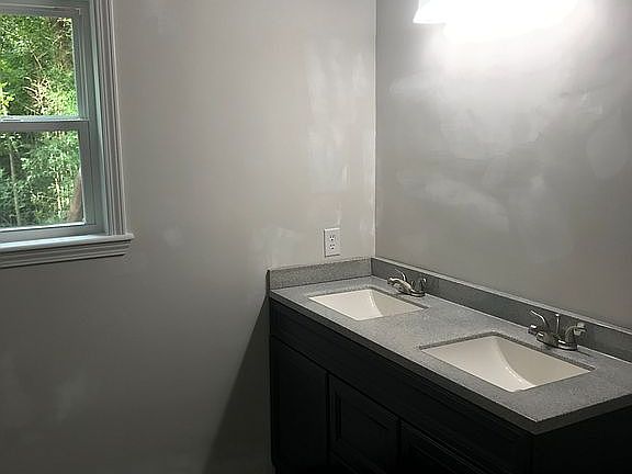 4th image of 3205 Ellsworth Dr