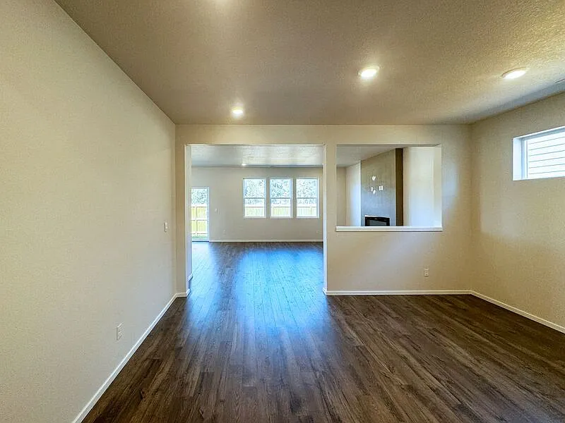 5 bed, 3.0 bath, 2535 sqft, $3,295 — Photo 4