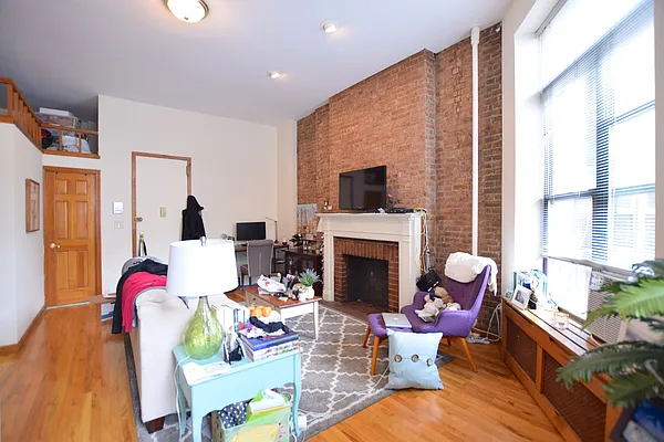 Rented by Street Realty Brokerage LLC | media 9