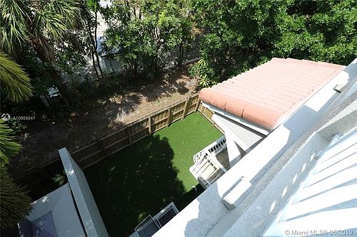 5th image of 211 SW 11th St