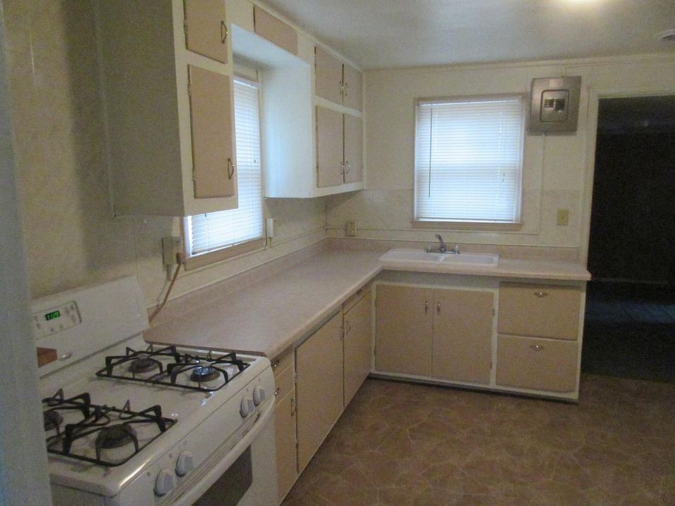 2nd image of 922 W 8th St