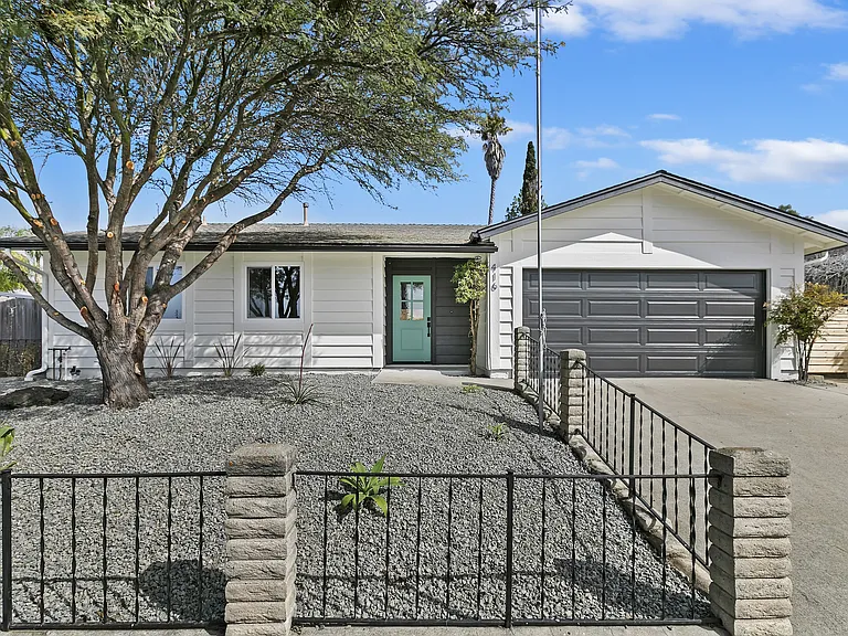 416 Gail Dr — Photo 4