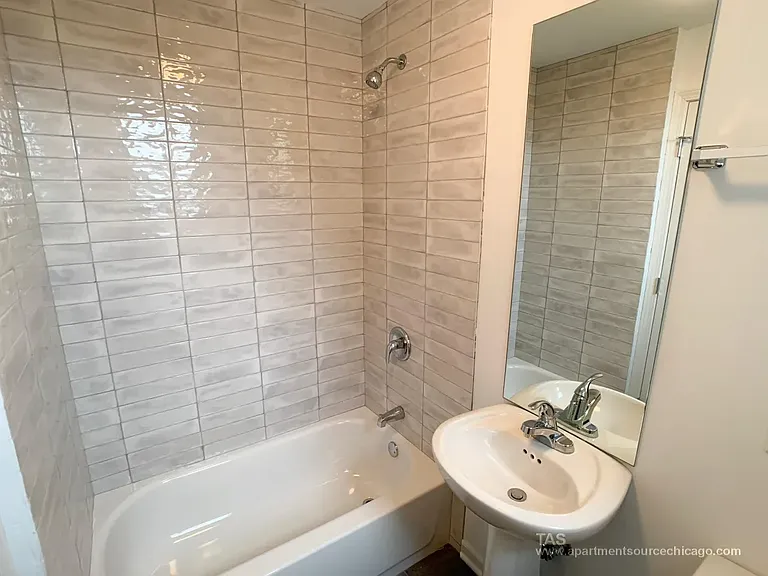 938 W Winona St #3 — Photo 6