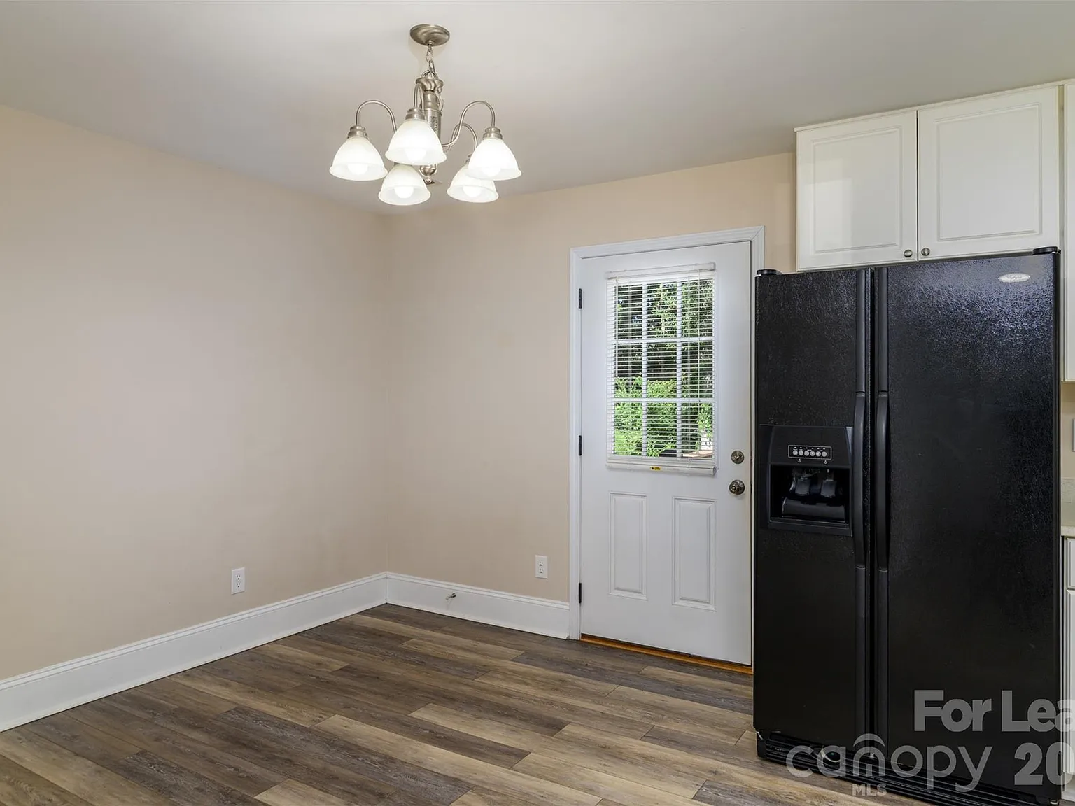3 bed, 2.0 bath, 1305 sqft, $1,995 — Photo 4