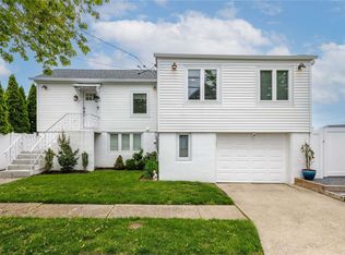 10 E Santa Barbara Rd, Lindenhurst, NY 11757