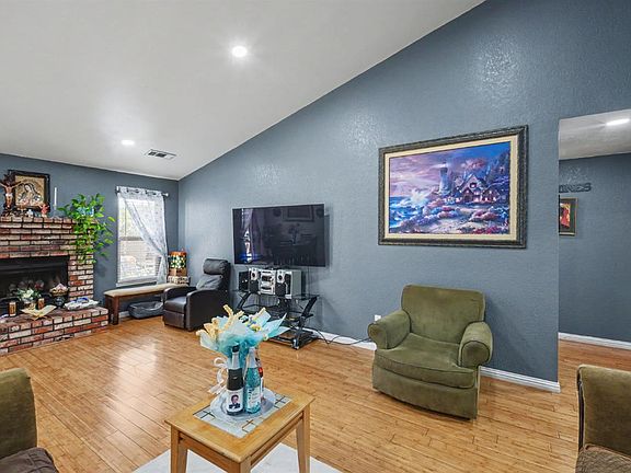 3rd image of 1140 Courtney Way
