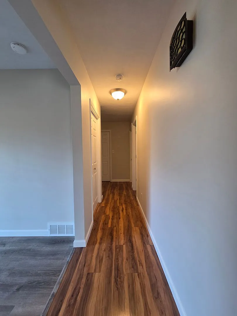 3 bed, 1.5 bath, 2050 sqft, $2,200 — Photo 4