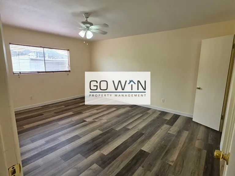 1105 E Butler Dr — Photo 2