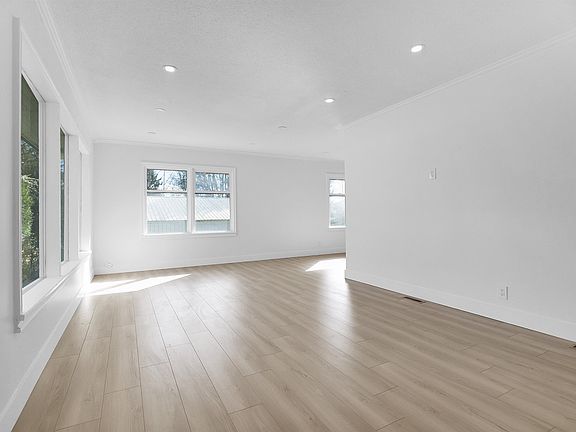 5th image of 7489 Maple St