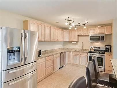 3rd image of 615 Snow St