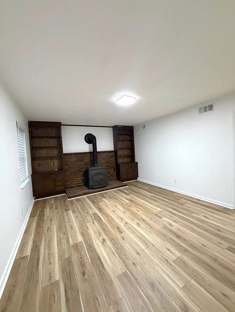 Spacious 4 bedroom, 2 bath home in NLR. Fully Updated! — Photo 3